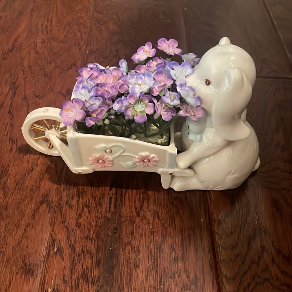 Lenox- Petals and Pearls- Plop Eared Bunny- Brand New in the box - Picture 3 of 4